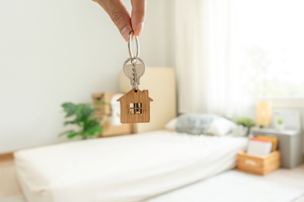 La DGT se ha pronunciado sobre la exención por reinversión, cuando se alquila una habitación en la nueva vivienda habitual. Vea aquí su criterio.